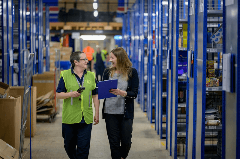Warehouse worker using scanner di codici a barre